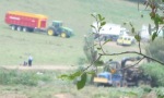 Un tracteur avec une benne semi remorque