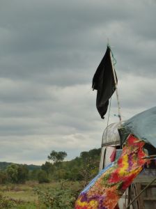 Le drapeau noir pavoise GAZAD de toutes ses couleurs